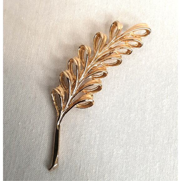 Vintage Taiwan Leaf Brooch Gold Tone Open Work Pattern - Picture 3 of 7
